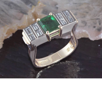 Emerald && Diamond Ring